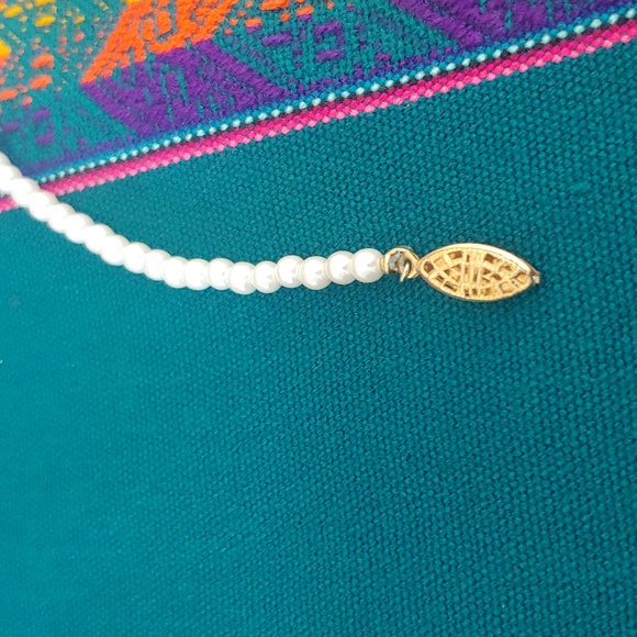 Vintage Petite Faux Pearl Women's Bracelet, 7.5 inches, White/Gold-tone - Picture 7 of 10